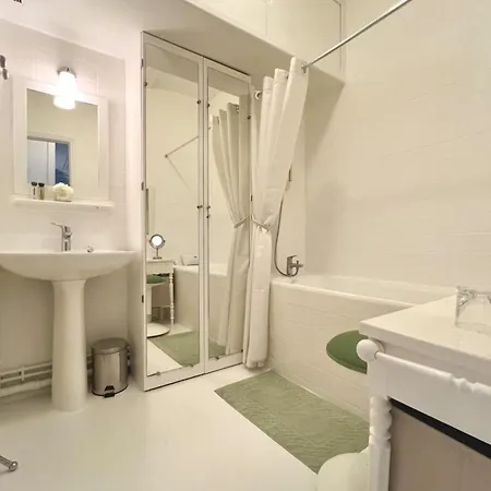 Bright And Well-decorated Parisian-style Nest Parigi